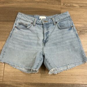 H&M women’s size 6 Mom Jean shorts, high rise. Bleached denim, super cute!